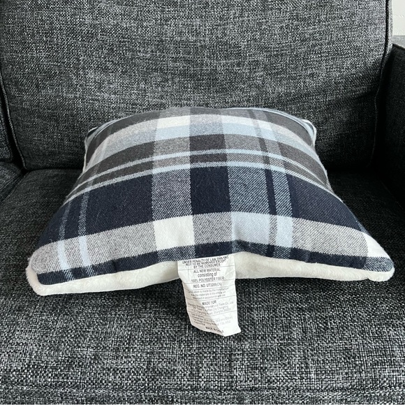 NWOT Member's Mark Plaid Faux Fur Decorative Pillow 20" x 20" - Picture 2 of 10